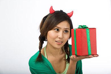 《荒野大镖客2》主角倾情演唱如龙神曲《像笨蛋一样》